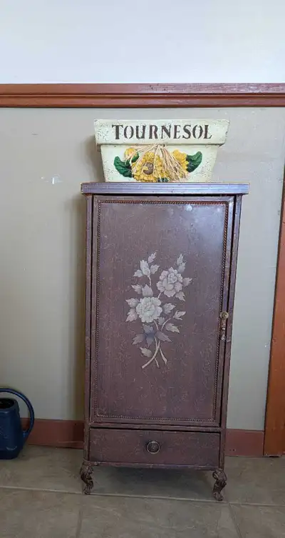 Petit meuble en métal , View more