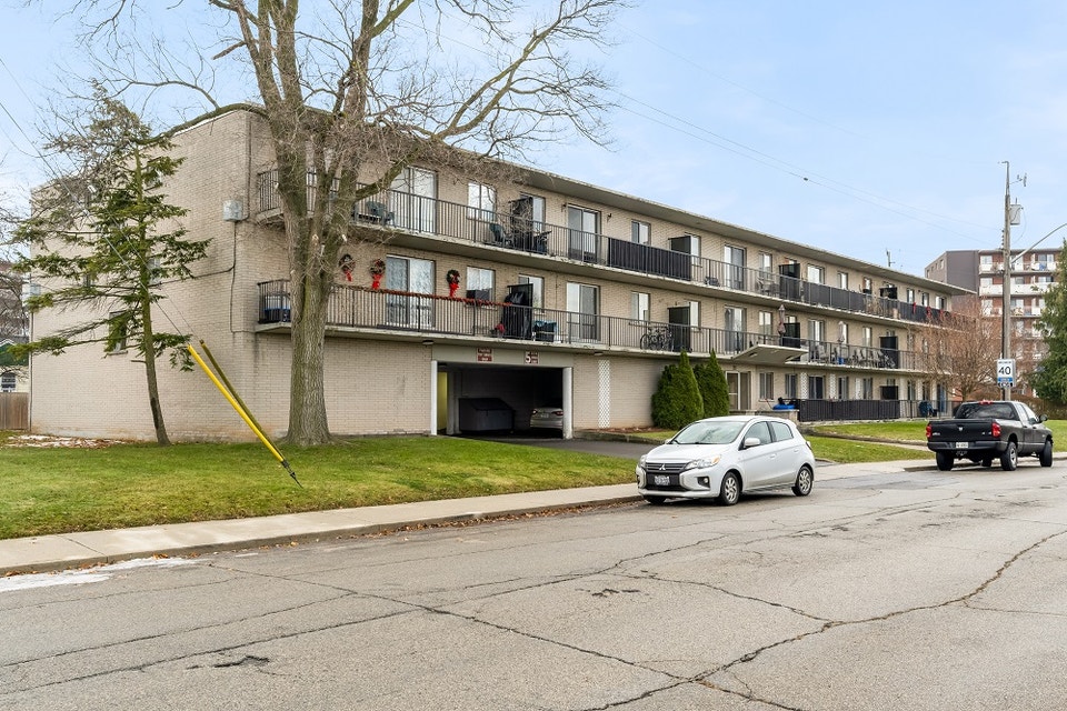 Newly Renovated 1 Bedroom Unit-Queenston & RedHill! 3