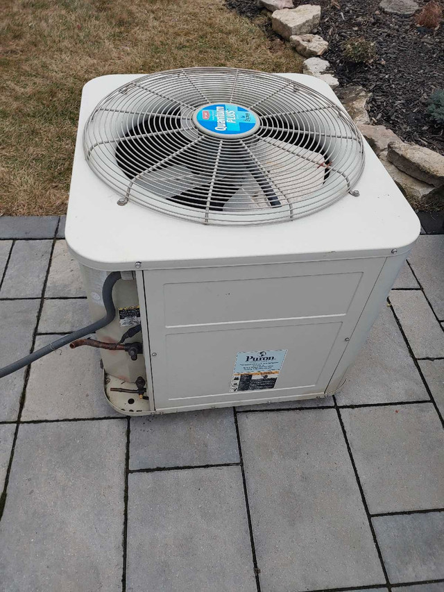 AC condenser 2T Bryant in Heaters, Humidifiers & Dehumidifiers in Hamilton - Image 3
