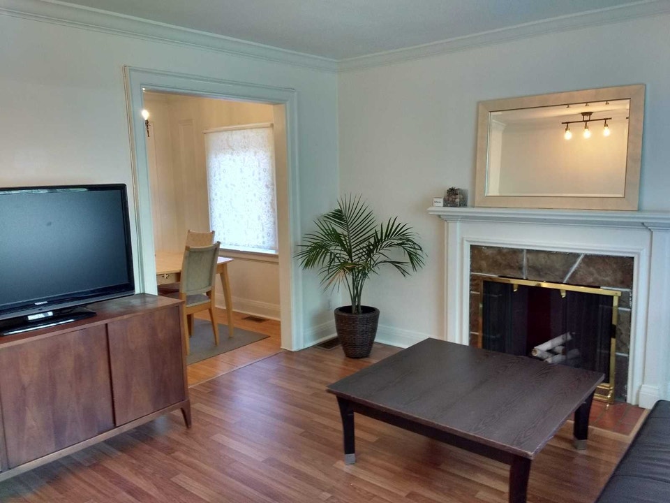 Bright 1BR + Den 2