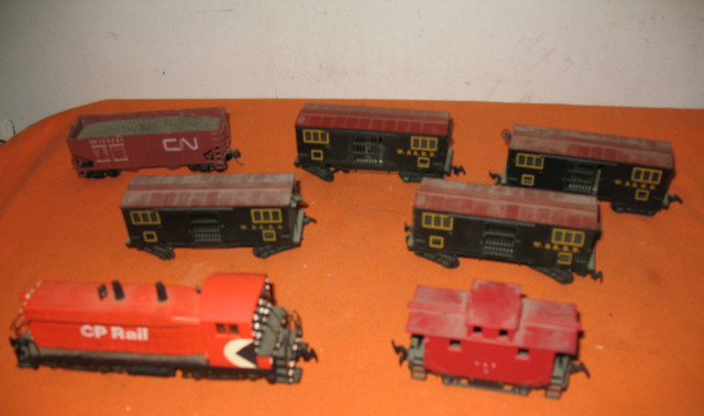HO Train CP Rail Yard Engine Shuttle 8 Wheeler 6 Cars -Used Red in Hobbies & Crafts in Edmonton - Image 3