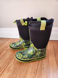 Size 2 Cougar winter boots for boys.