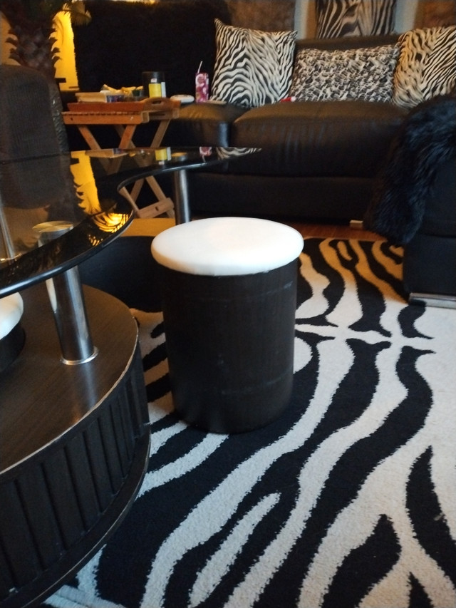 Coffee table with stools in Coffee Tables in St. Catharines - Image 3