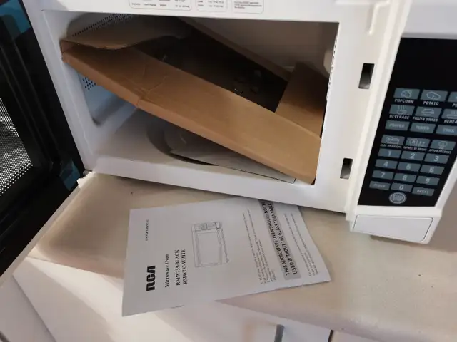 brand new RCA microwave white 700w62863285493506122