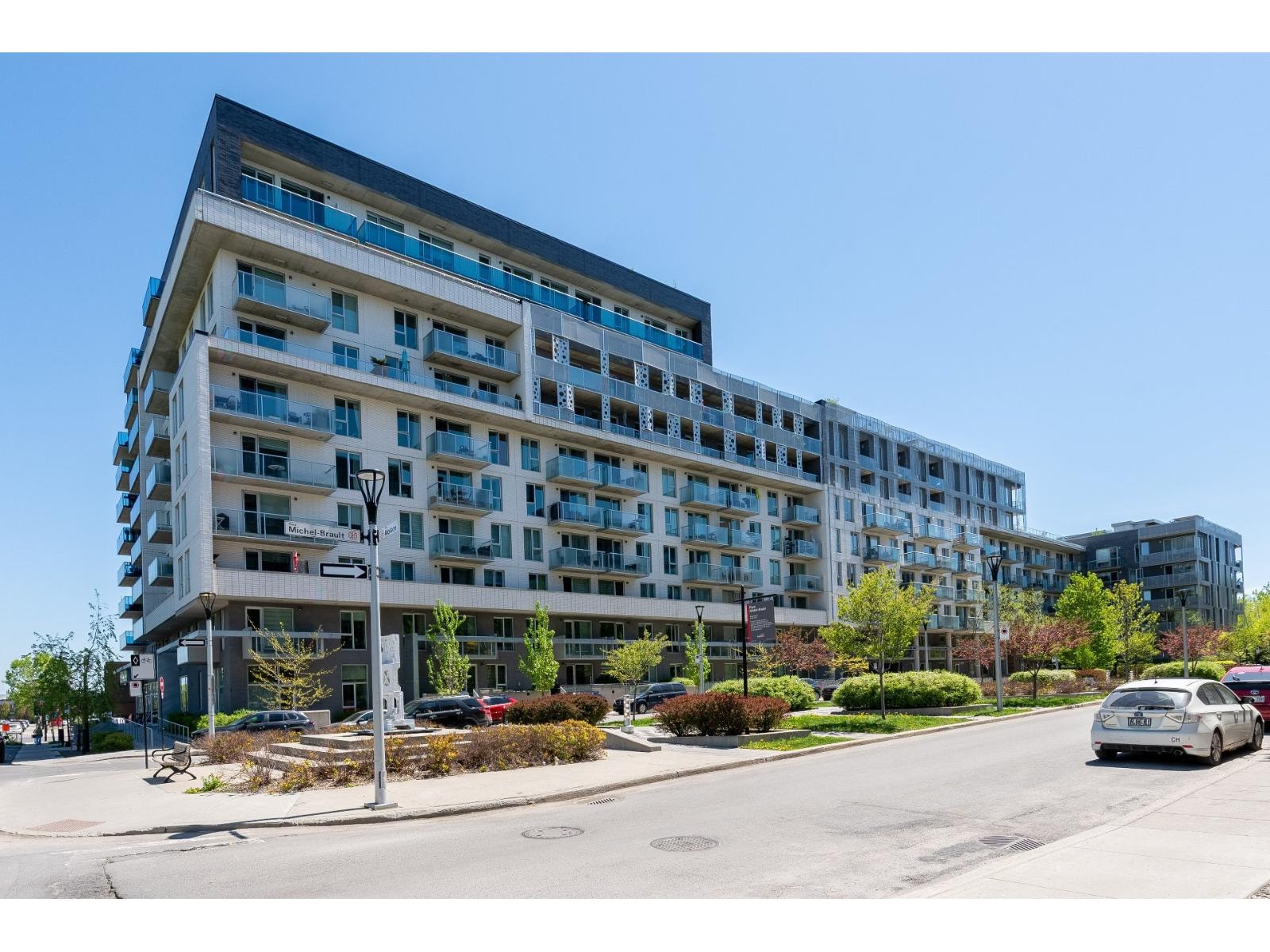 1 Bdr Condo with Den — Available September 1st (Rosemont Angus) — photo 1