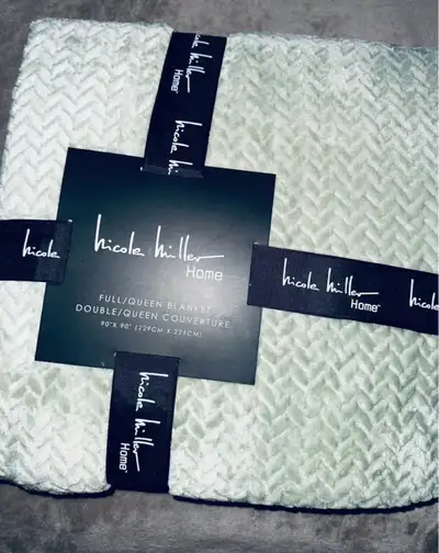 Wrap yourself in ultimate comfort with this Nicole Miller Home luxury blanket. This full/queen size...