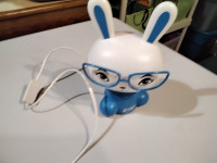 J ai lampe bleu en forme de lapin