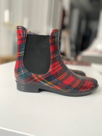 Women’s boots size 7 checkered tartan good condition 