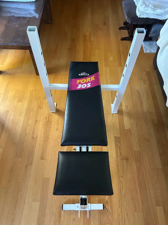 York 305 Bench Press in Exercise Equipment in Ottawa - Image 2