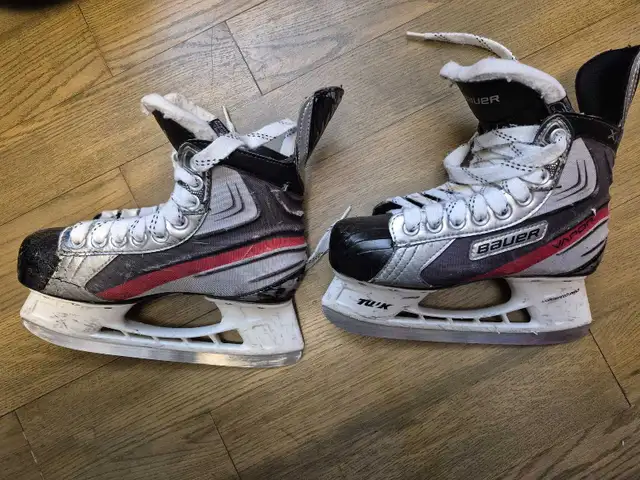 Kids skates Bauer Vapor size 2 in Skates & Blades in Hamilton - Image 2