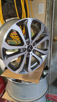 4 Mags OEM Mercedes 19 x 9,5 po comme neufs