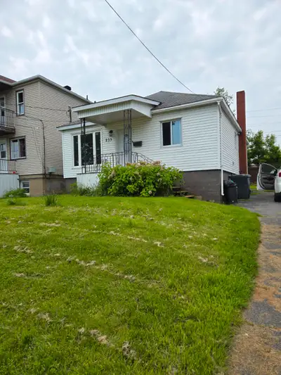 COZY 2 BDRM HOUSE Well maintained 2 bedroom house located near shopping, bus Main floor has livingro...