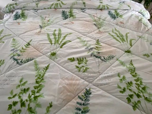 Floral Comforter - Queen in Bedding in Ottawa - Image 4