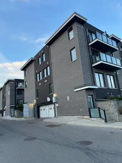 3 bedrooms/2 bathroom townhouse. each room for rent. You can rent all as a family or rent independen...