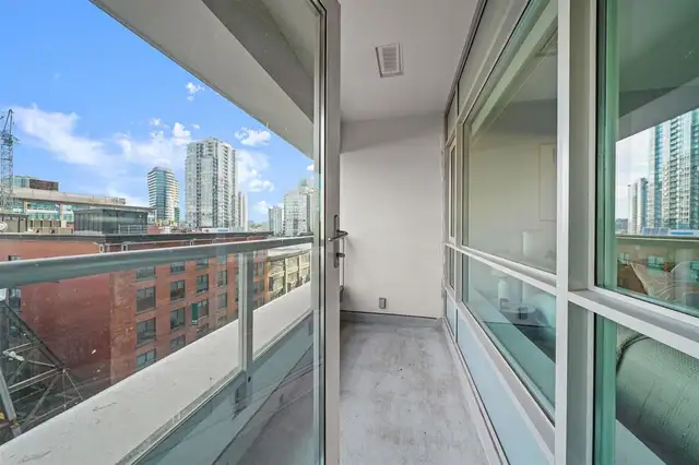 Downtown Vancouver – Spacious 1 Bedroom + 2 Dens at Raffles on R in Long Term Rentals in Vancouver - Image 11