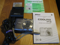 Caméra numérique NIKON COOLPIX P3 VR avec chargeur.