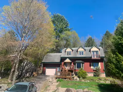 8 guests 4 bedrooms 4 beds 2 baths $2100.00 per week/ semain min. 2 semaine/week. Escape the city an...