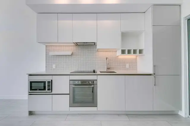 New 2bed 2bath condo near KPMG & VMC available from now