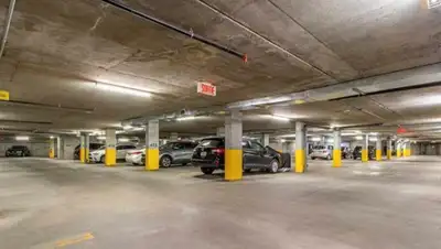 Garage à louer au 9950 Place de l'Acadie P2, endroit stationnement tranquille et bien situé. Le prix...