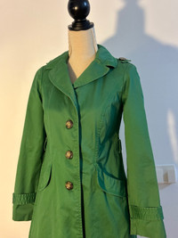 Women / girl long coat in green color, excellent used condition 