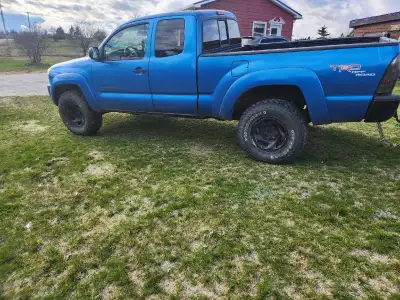 Posting for my father , he is selling his Toyota Tacoma 4x4 TDR off road. v6 4 wheel drive. Frame is...