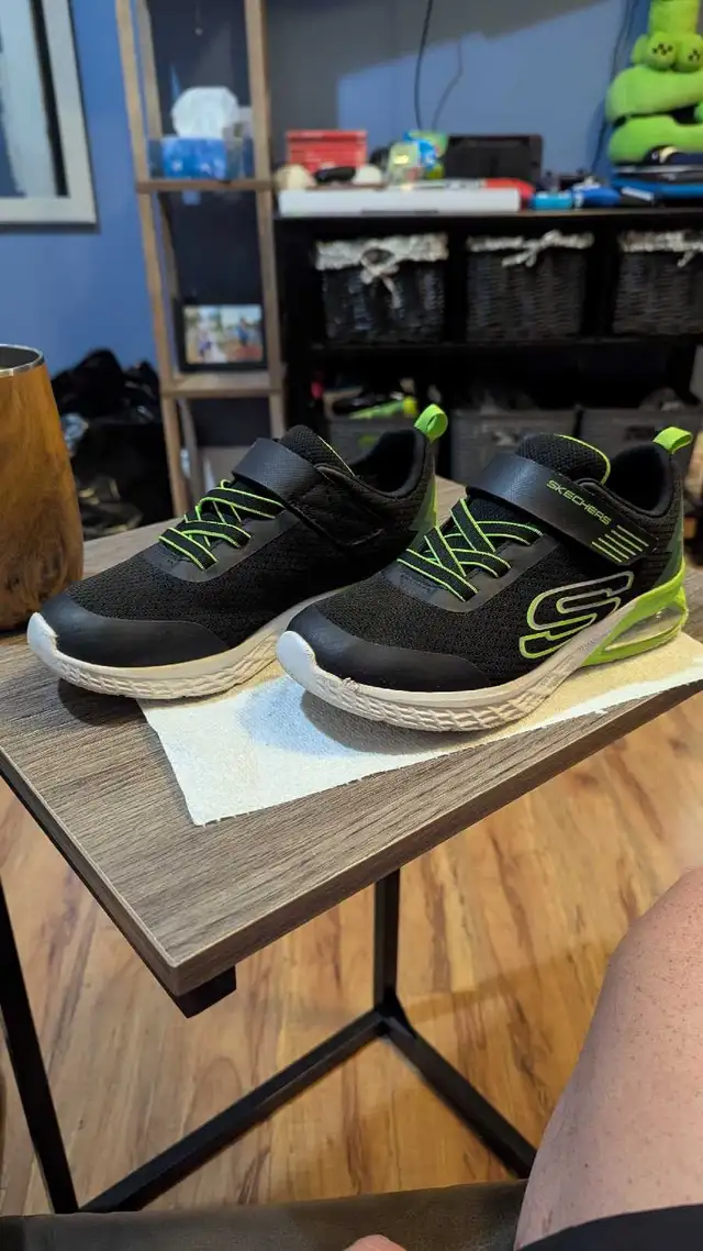 size 2 youth.kids running shoes in Kids & Youth in Cambridge - Image 3