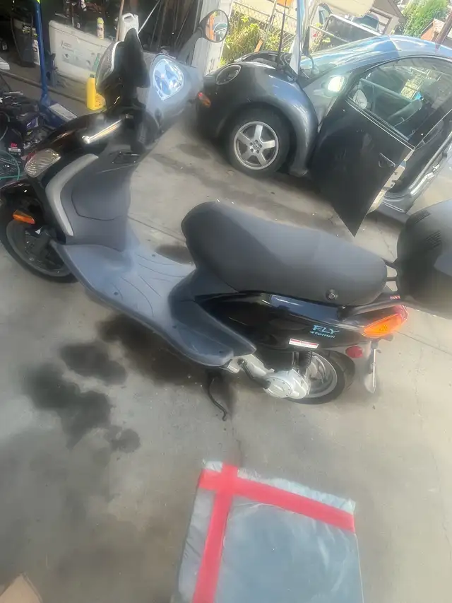2007 Piaggio (LOW KMS) in Scooters & Pocket Bikes in Edmonton - Image 3