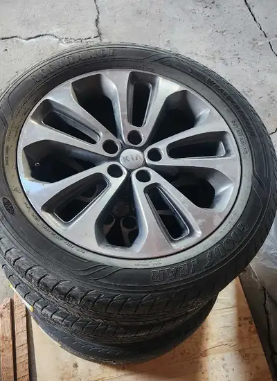 Took it off of a 2014 kia sorento SX set of four asking $350 size is in photos contact by text: 587...