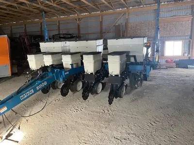 Kinze planter - just purchased and reconditioned by Kearney Planters. Has not even been in the groun...
