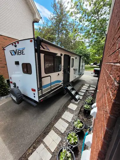 Super belle roulotte 2022 très peu utilisée. Tout fonctionne très bien. 29.17 pieds Largeur 8 pieds...