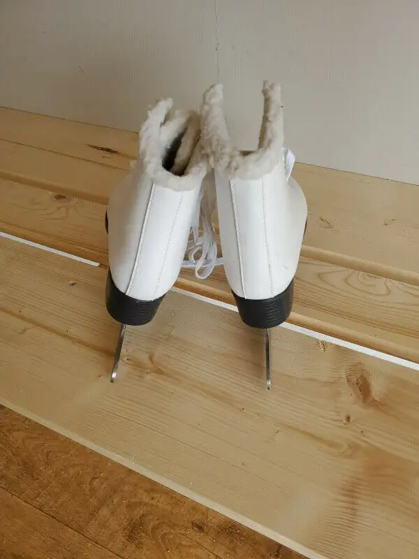 Women's Ice Skates Made in Canada SLM Size  8 Shoe White Leather in Skates & Blades in Ottawa - Image 6