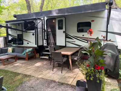 ️ ROCKWOOD 2022 – 33 PI | 3 EXTENSIONS | COMME NEUVE | SUPERBE ÉQUIPEMENT! Vous recherchez une roulo...