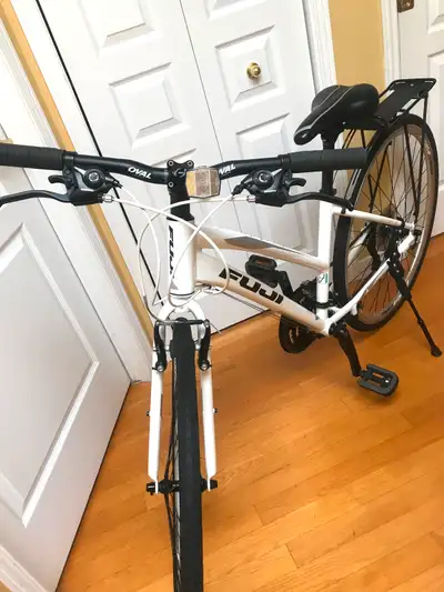 Vélo (bike) hybride Fuji Absolute 2.1 pour femme Roues 700C, Cadre S en Aluminium 24-vitesses Porte-...