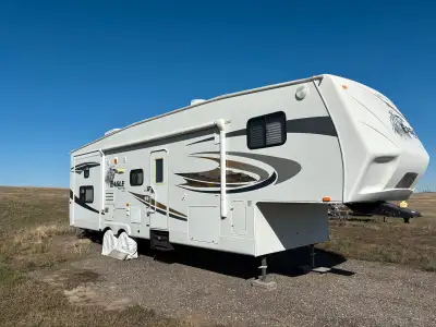 2010 Jayce eagle super lite 2 slides 2 bathrooms Sleeps 9 Queen bedroom and bunk beds Comes with sew...