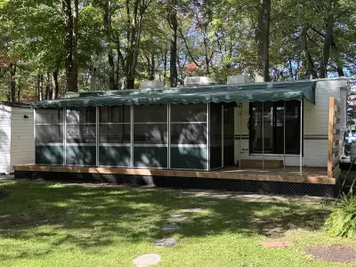 Roulotte installée au camping des Deux-Rivieres Glendale Golden Falcon 34’, 2004 Clé en main Refaite...