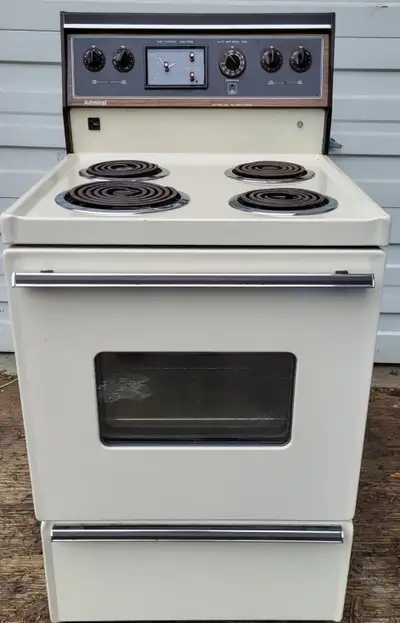 Admiral 4 burner stove - Mechanical controls, apartment size Phone pls: 250 - 585 - 6776 - In workin...