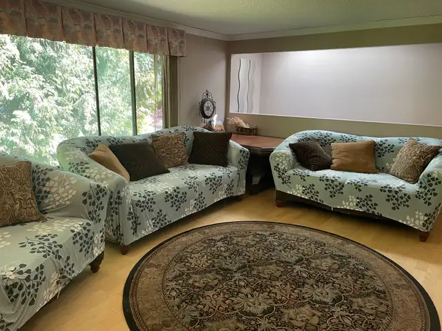 upstairs bedroom for rent  in Room Rentals & Roommates in Burnaby/New Westminster - Image 8