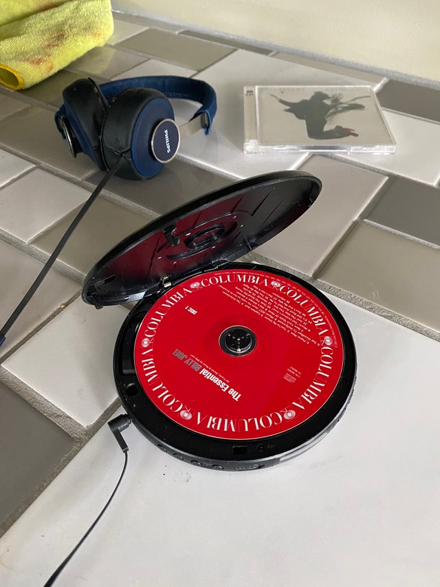 Sony CD Walkman DEJ011 Portable Disc Player with Batteries Stereo