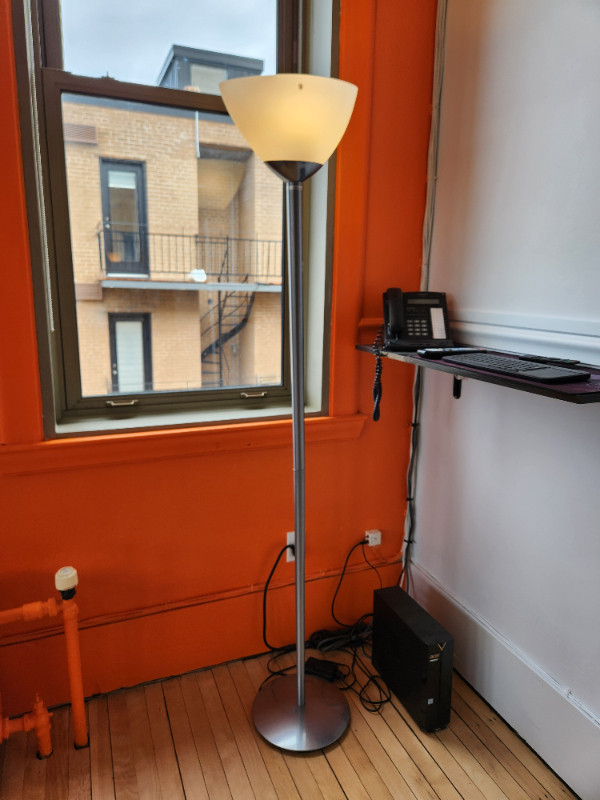 Lampes sur pied en métal et verre de 150W incandescent (ou 18w D dans Décoration intérieure et accessoires  à Ville de Montréal - Image 2
