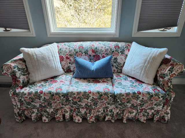 Couch in excellent condition dans Sofas et futons  à Ville de Toronto - Image 2