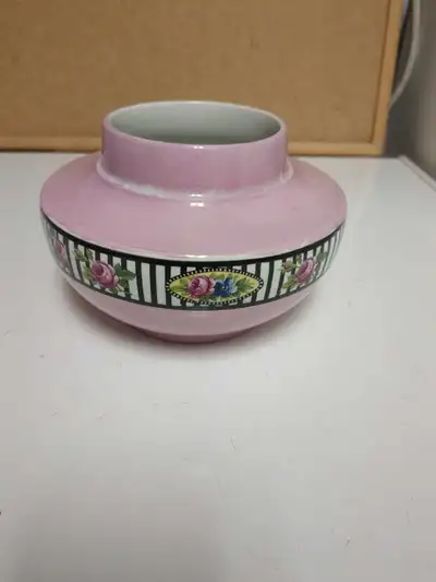 Lovely vintage vas, probably from the early 1900s measures approximately 6 in in diameter and 4 in h...