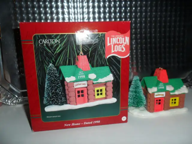 1998 Lincoln Logs Home Carlton Ornament. $12. Plastic. 3 1/2"L x in Arts & Collectibles in Saskatoon - Image 2