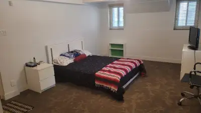 Disponible dès maintenant, une chambre privée dans une maison propre, calme et bien entretenue au cœ...