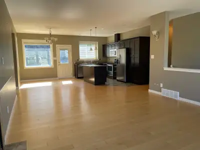 Located in beautiful and quiet Batchelor Heights, this separate entry, main house features 3 bedroom...