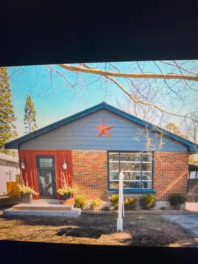 Bungalow in prime Alliston location, close to all amenities. Nice neighborhood.