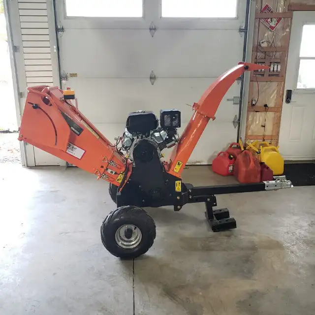 Déchiqueteuse de bois. Wood chipper En stock. in Outdoor Tools & Storage in West Island - Image 8