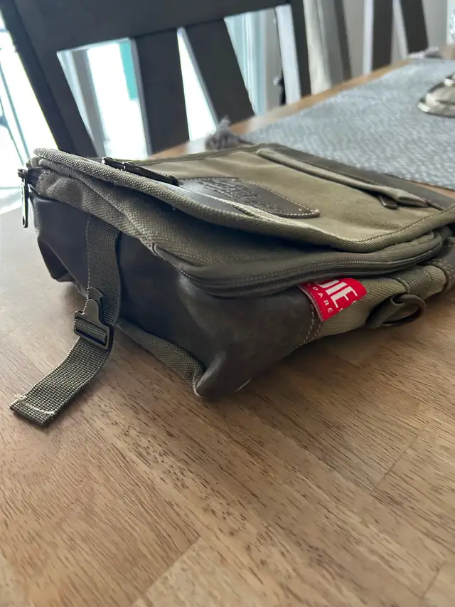 Diesel* canvas crossbody bag in Women's - Bags & Wallets in Barrie - Image 8