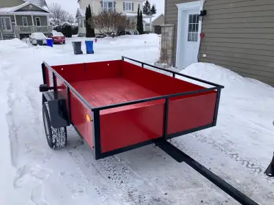 Remorque utilitaire basculante en excellente condition. Parfaite pour VTT, transporter du bois ou de...