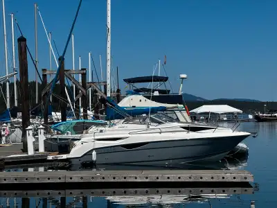 2012 Larson 777 Cabrio. In great condition ! 280 hrs single mag engine, modern interior with a full...