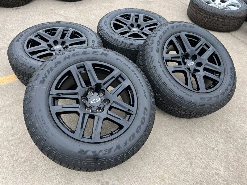 2023 Chevy Silverado / Tahoe 2022 2023 black OEM wheels and tire